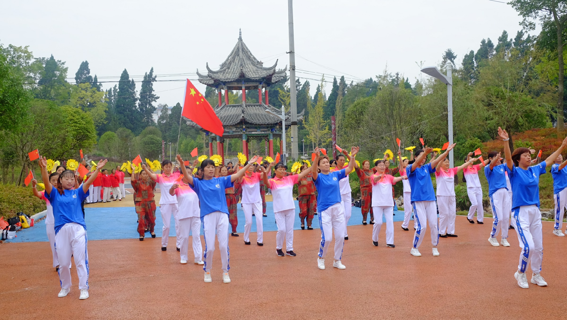 师宗各界群众载歌载舞喜迎国庆