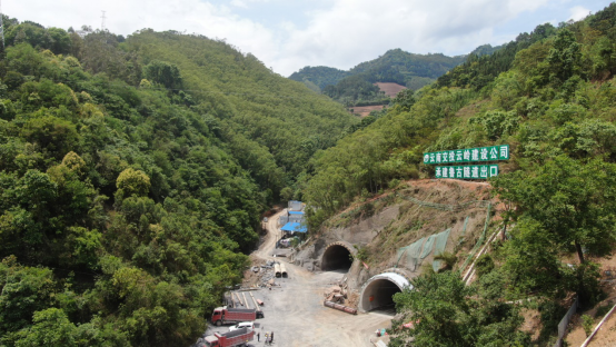 师宗至丘北高速公路建设协调领导小组召开项目征地协调工作现场推进会782.png