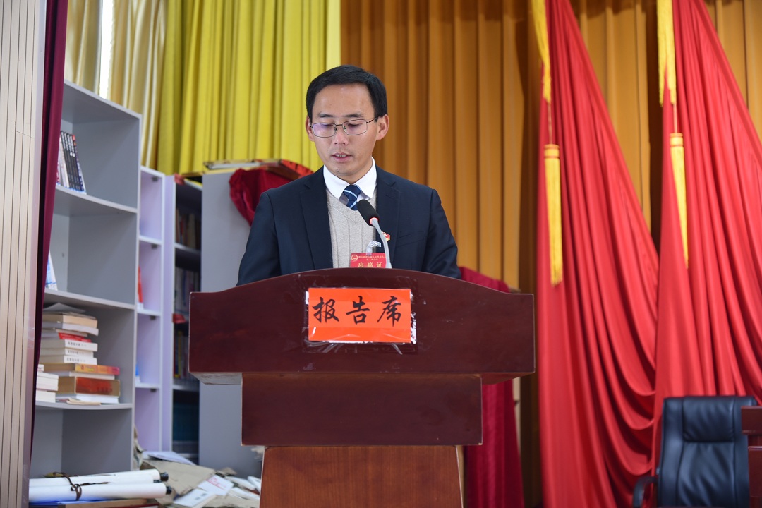 镇长作政府工作报告.JPG