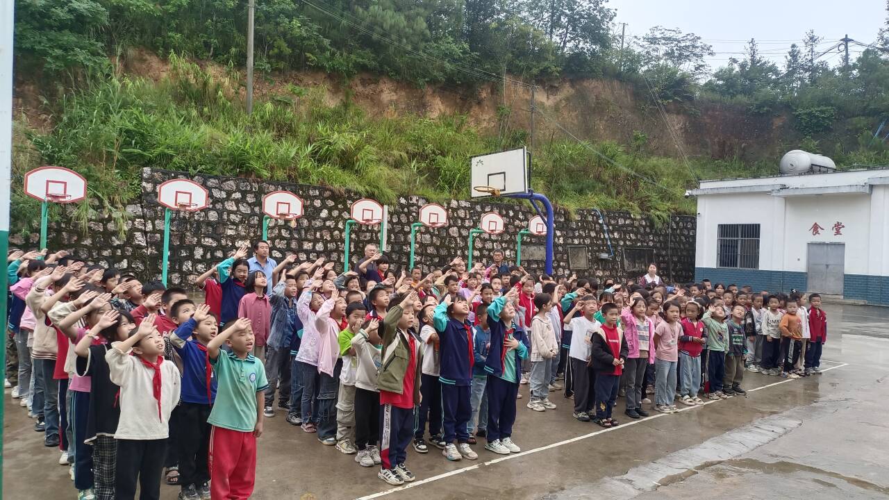 雨厦小学升旗仪式1.jpg